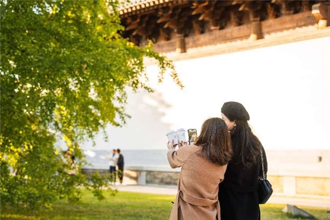 濮院时尚古镇推出“织秋”疗愈之旅，桐乡市民免票政策延至2025年底