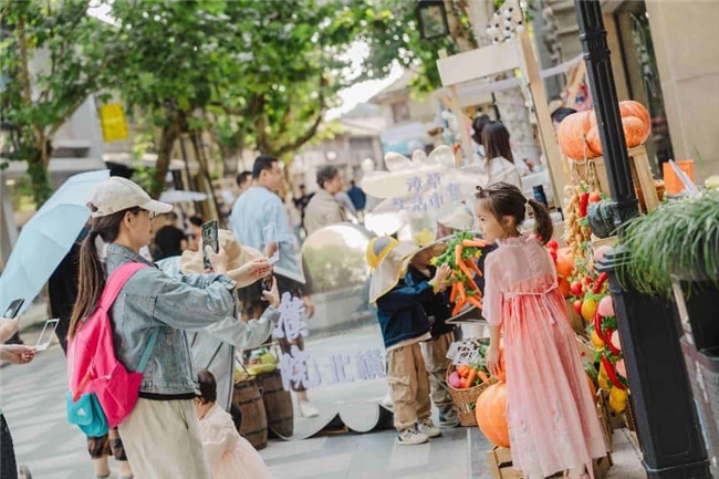 濮院时尚古镇推出“织秋”疗愈之旅，桐乡市民免票政策延至2025年底