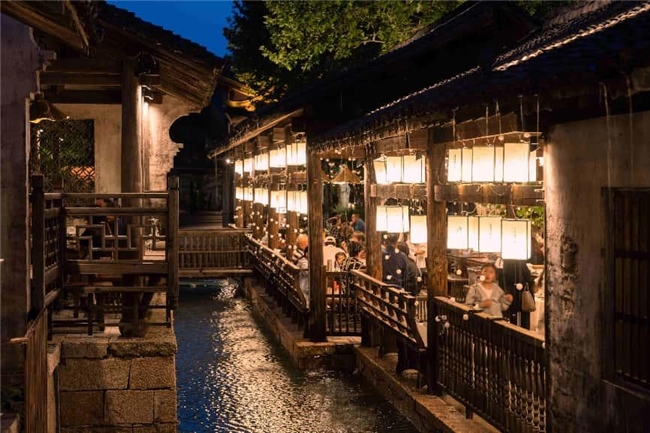 濮院时尚古镇推出“织秋”疗愈之旅，桐乡市民免票政策延至2025年底