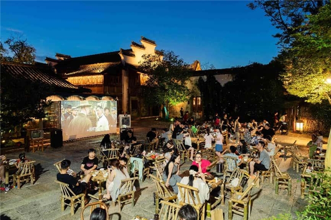 濮院时尚古镇推出“织秋”疗愈之旅，桐乡市民免票政策延至2025年底