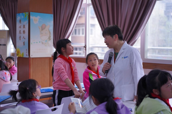 全国近视防控宣传教育月 普瑞眼科崔敏博士为马鞍小学开展科普宣讲