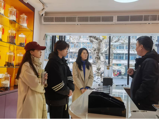 “药食无界”团队探访南京同仁堂中医药茶饮店，共绘食养新风尚