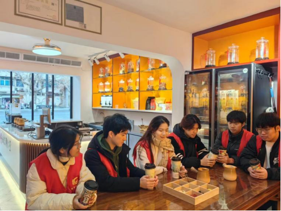 “药食无界”团队探访南京同仁堂中医药茶饮店，共绘食养新风尚