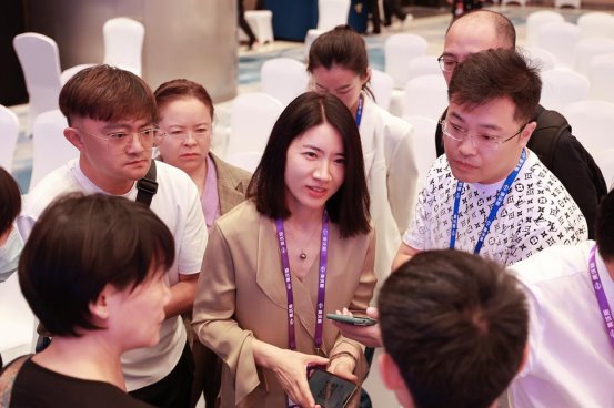 北京丰联丽格王冀耕教授、师丽丽院长在第十七届美沃斯大会，分享眼整形新思路