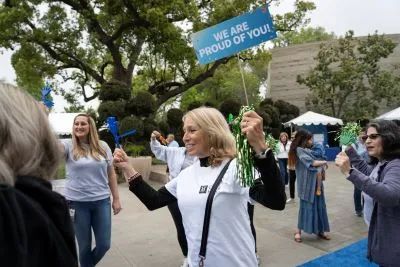 心连心,缘再续:患者与捐献者首次相见,情深意重 心连心,缘再续:患者与捐献者首次相见,情深意重