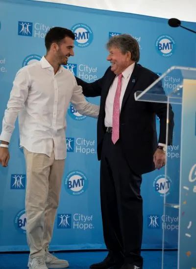 心连心,缘再续:患者与捐献者首次相见,情深意重 心连心,缘再续:患者与捐献者首次相见,情深意重