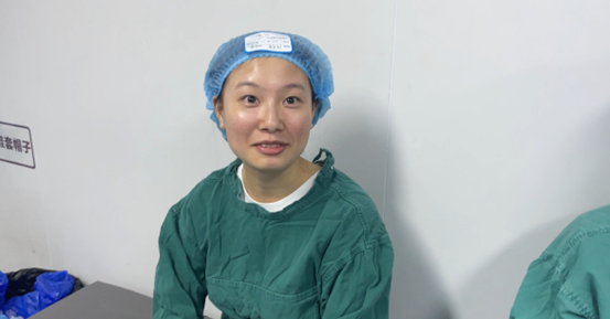 女大学生全飞秒4.0近视手术摘镜后 撞脸国家队排球明星脸朱婷