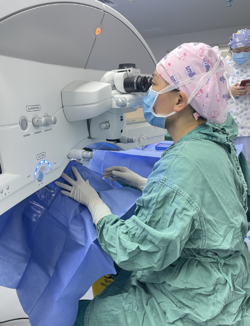 女大学生全飞秒4.0近视手术摘镜后 撞脸国家队排球明星脸朱婷