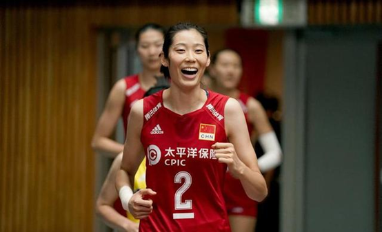 女大学生全飞秒4.0近视手术摘镜后 撞脸国家队排球明星脸朱婷