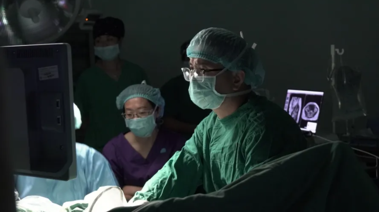 龚晓明教授的妙手“针”心，穿刺治疗卵巢囊肿