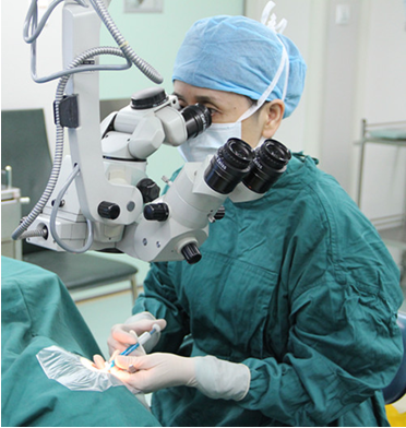 “一支粉笔写春秋” 新疆教师千里赴蓉ICL手术摘镜记