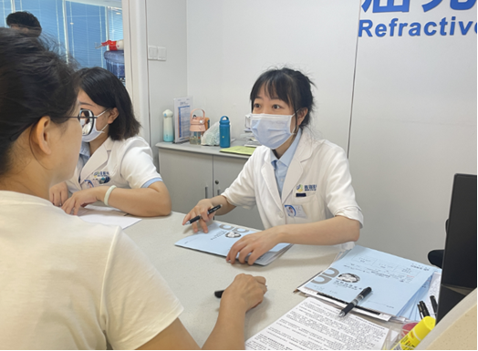 “一支粉笔写春秋” 新疆教师千里赴蓉ICL手术摘镜记