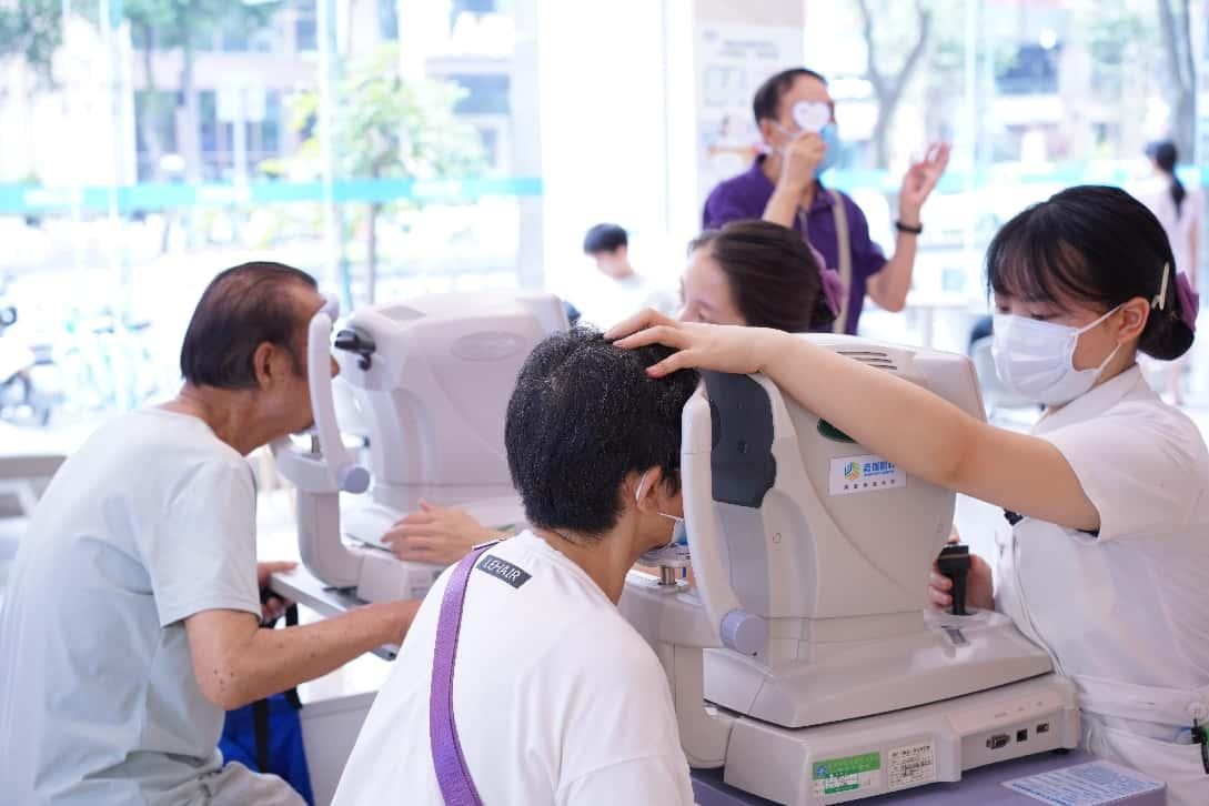 精准定制人工晶体！成都普瑞眼科为长眼轴白内障老人重启光明