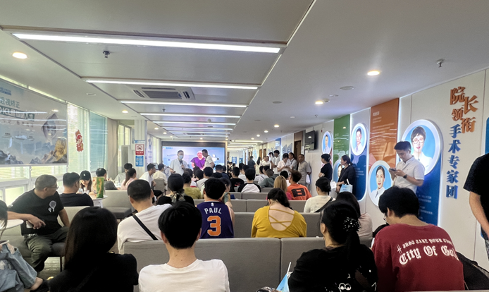 成都普瑞眼科暑期摘镜热，三大“金标准”术式照亮学子未来