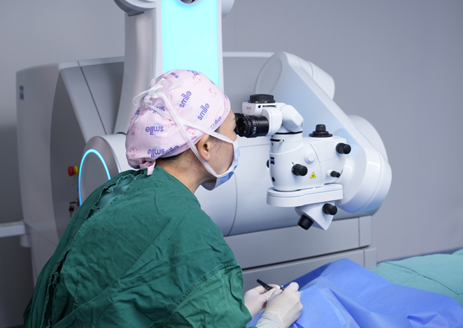 成都普瑞眼科暑期摘镜热，三大“金标准”术式照亮学子未来