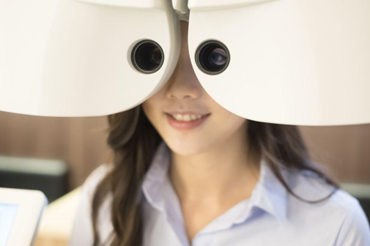 “做近视手术去成都”，家长们的默契藏着怎样的考量？