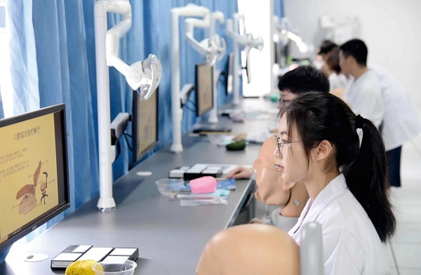 口腔修复工艺是什么？｜清远德圣职校专业说