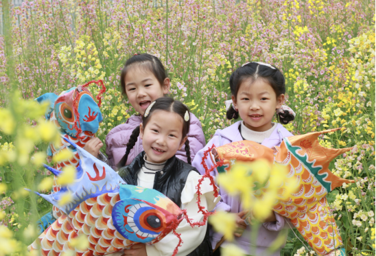 “儿童急走追黄蝶，飞入菜花无处寻”记吴家山校区特色延时活动