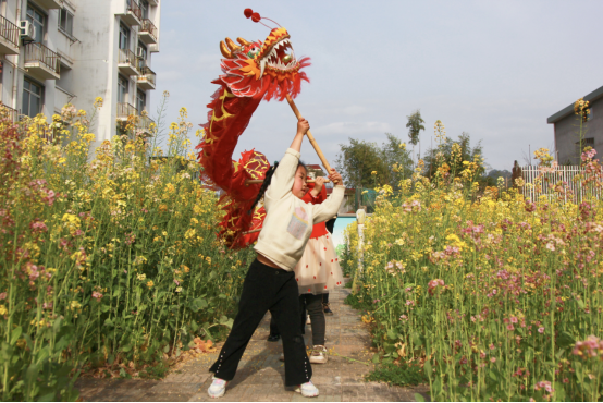 “儿童急走追黄蝶，飞入菜花无处寻”记吴家山校区特色延时活动