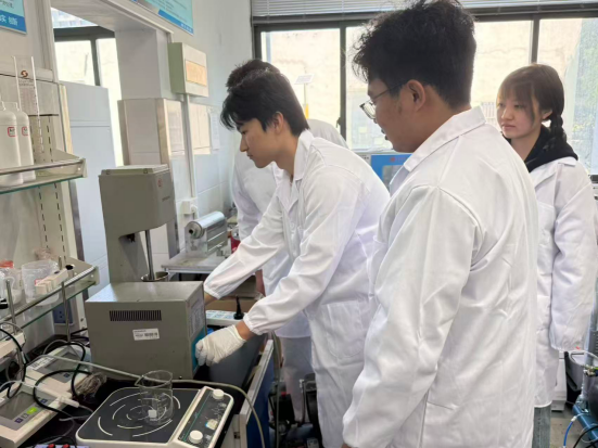 深耕实验室笃行攻坚铸造深井遁甲韩东峄团队潜心研发超高温固壁剂 深耕实验室笃行攻坚铸造深井遁甲韩东峄团队潜心研发超高温固壁剂