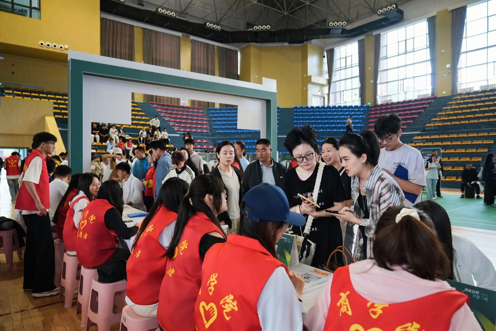 雨中迎新暖人心,多维启梦育新人——兰州信息科技学院2026级新生报到工作圆满结束 雨中迎新暖人心,多维启梦育新人——兰州信息科技学院2026级新生报到工作圆满结束