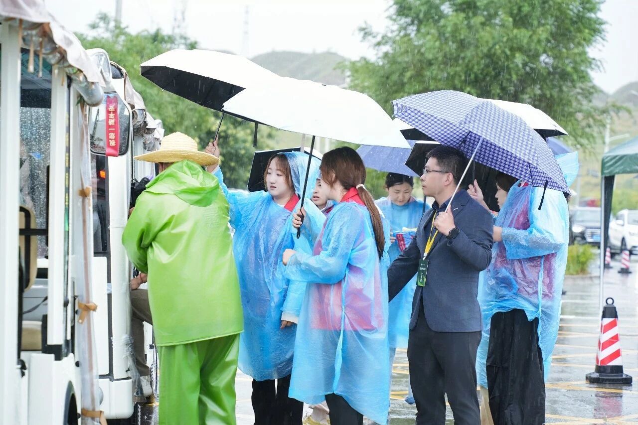 雨中迎新暖人心,多维启梦育新人——兰州信息科技学院2026级新生报到工作圆满结束 雨中迎新暖人心,多维启梦育新人——兰州信息科技学院2026级新生报到工作圆满结束