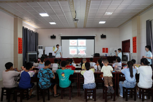 手执美育之灯，点亮乡野课堂——指尖飞扬筑牢石脑镇童韵梦想