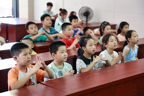 手执美育之灯，点亮乡野课堂——指尖飞扬筑牢石脑镇童韵梦想