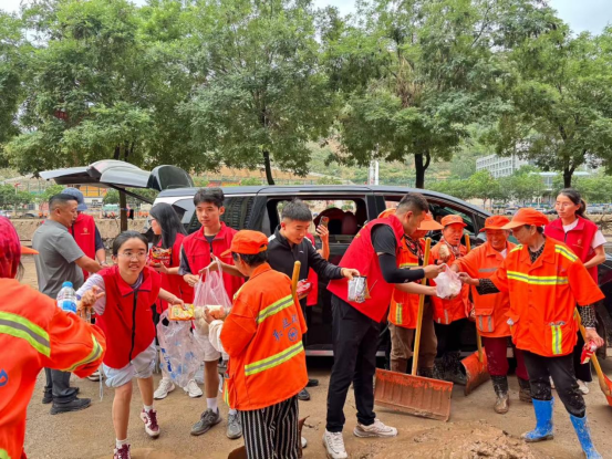 携手“译”路 同心守护:暖流汇聚吴起抗洪现场 携手“译”路 同心守护:暖流汇聚吴起抗洪现场