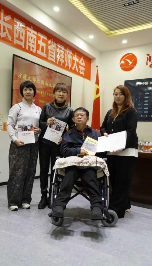 方建文部长西南收徒,奏响文化经济与绿色发展共鸣曲 方建文部长西南收徒,奏响文化经济与绿色发展共鸣曲