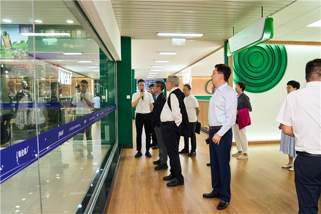 走进乌兰布和 见证世界品质——20余家知名企业单位探访蒙牛沙漠有机奶源地