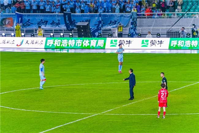 从草原绿茵到世界赛场:蒙牛小旗手亮相世界杯揭幕战,以要强托举中国足球未来 从草原绿茵到世界赛场:蒙牛小旗手亮相世界杯揭幕战,以要强托举中国足球未来