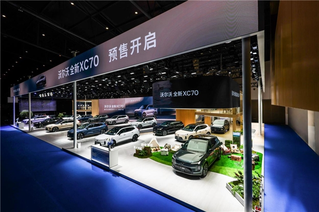 豪华超混第一车,沃尔沃全新XC70“七彩”亮相成都车展 豪华超混第一车,沃尔沃全新XC70“七彩”亮相成都车展