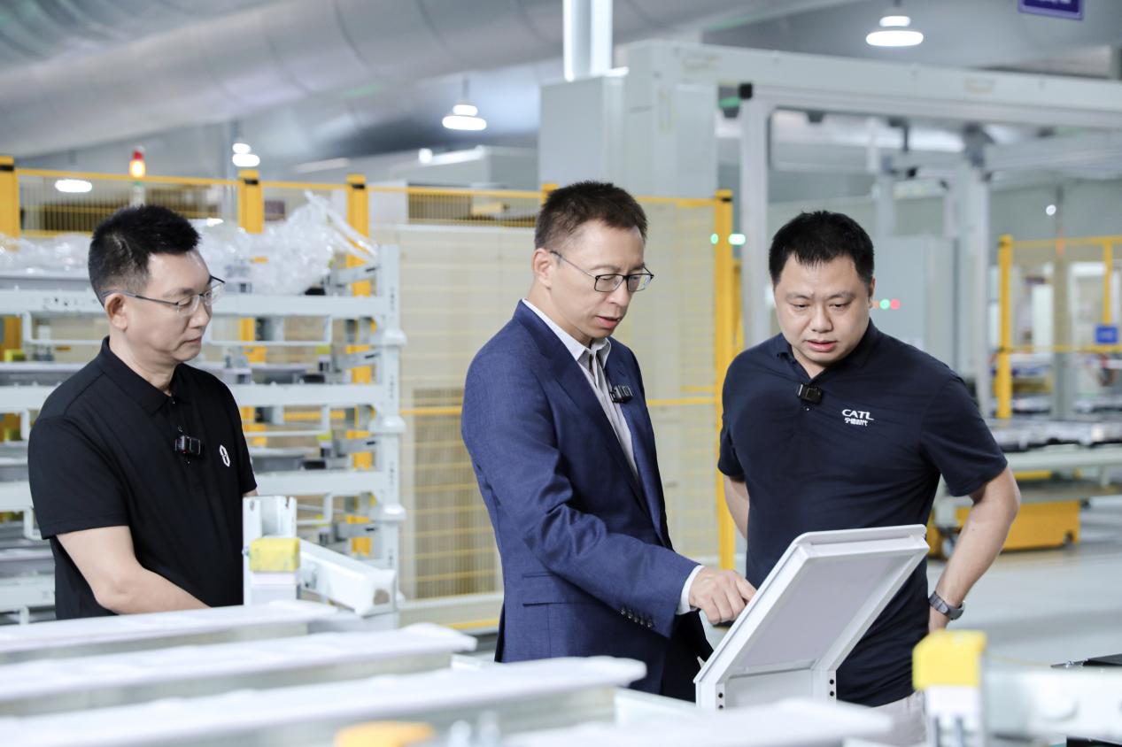 《张朝阳的物理课》问界专场——新能源电池安全必修课,揭秘热失控背后的物理原理 《张朝阳的物理课》问界专场——新能源电池安全必修课,揭秘热失控背后的物理原理