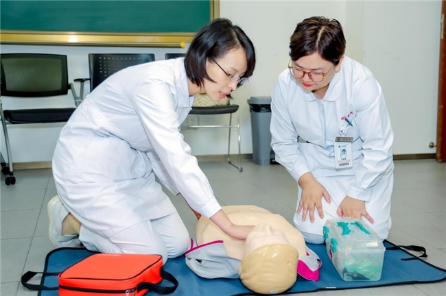 医者引领 全民参与 让AED动起来！” 沃尔沃汽车携手医疗力量共筑生命防线