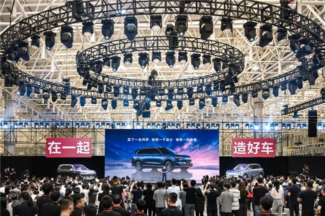 黄渤现身赛力斯超级工厂，助阵全新一代问界M9首批用户交付