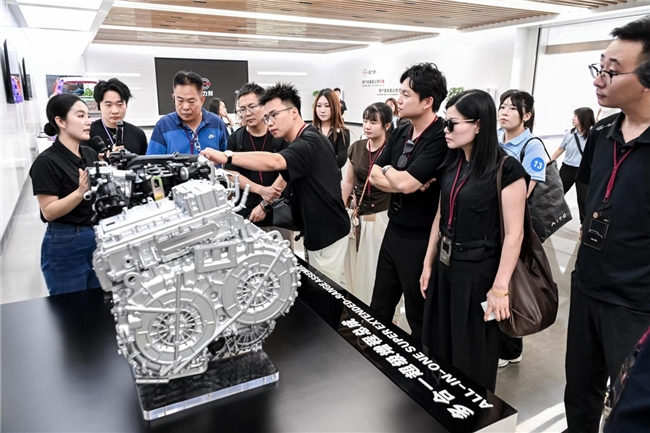黄渤现身赛力斯超级工厂，助阵全新一代问界M9首批用户交付