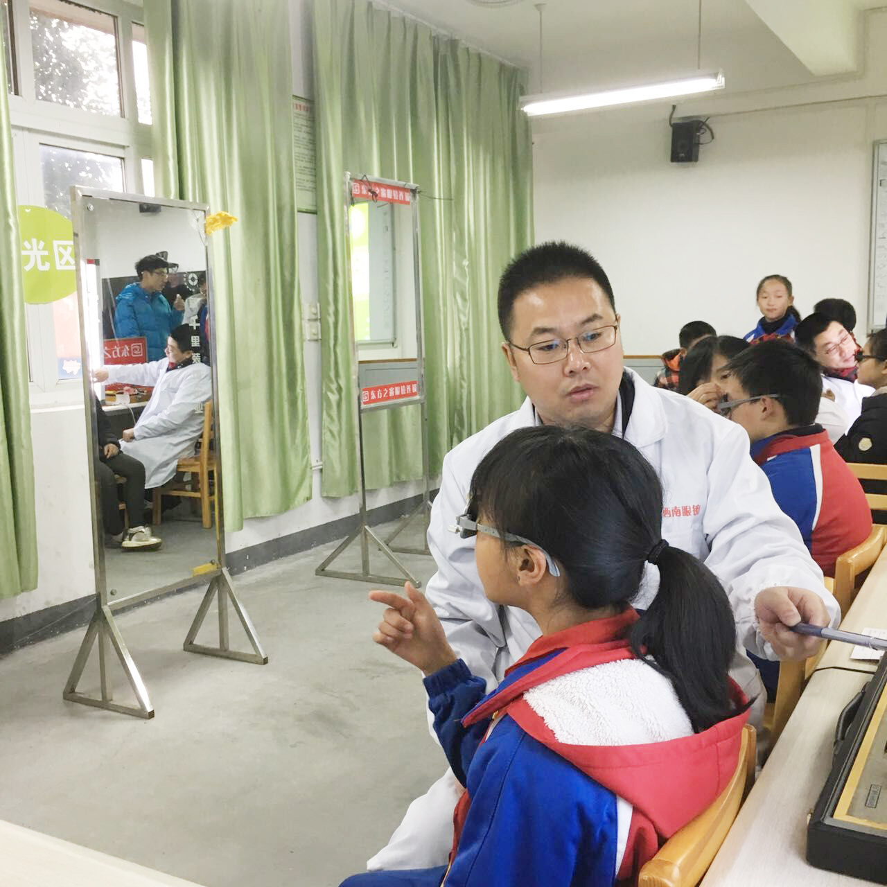 眯眼、歪头、看不清黑板?这不是“习惯”,是视力在报警! 眯眼、歪头、看不清黑板?这不是“习惯”,是视力在报警!