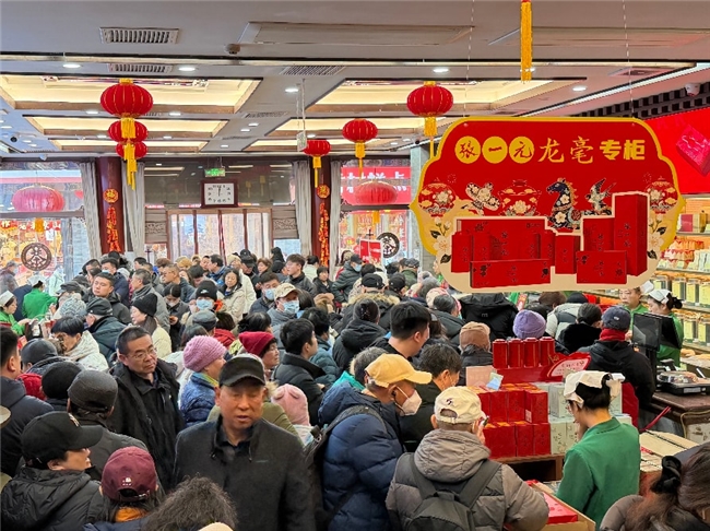 守住老味道,也要走进新时代:方砖厂×张一元联名背后的思考 守住老味道,也要走进新时代:方砖厂×张一元联名背后的思考
