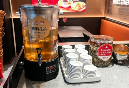 守住老味道,也要走进新时代:方砖厂×张一元联名背后的思考 守住老味道,也要走进新时代:方砖厂×张一元联名背后的思考