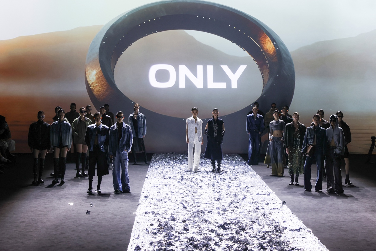 图片包含 人们, 大, 站, 走描述已自动生成 图片包含 人们, 大, 站, 走描述已自动生成