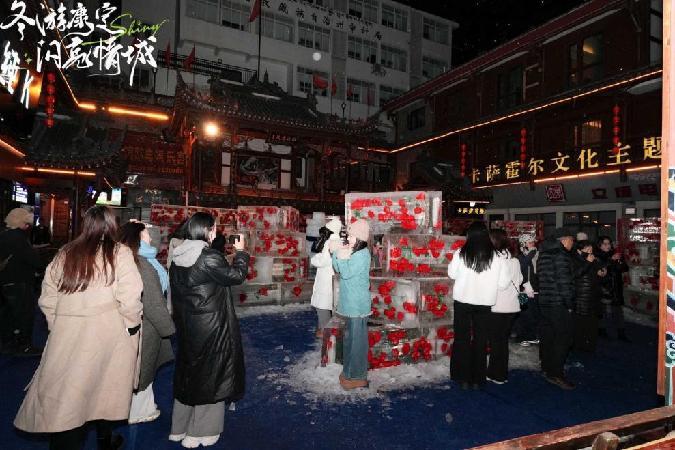 百架无人机升空点亮情城夜幕,浪漫康定为您送上新年的第一份祝福!