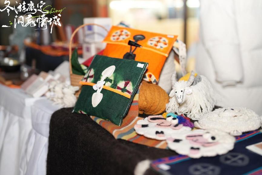 百架无人机升空点亮情城夜幕,浪漫康定为您送上新年的第一份祝福!