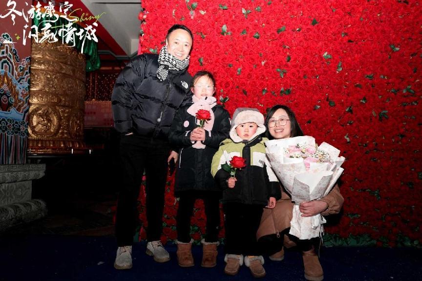 百架无人机升空点亮情城夜幕,浪漫康定为您送上新年的第一份祝福!