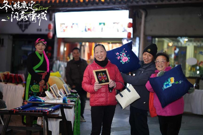 百架无人机升空点亮情城夜幕,浪漫康定为您送上新年的第一份祝福!