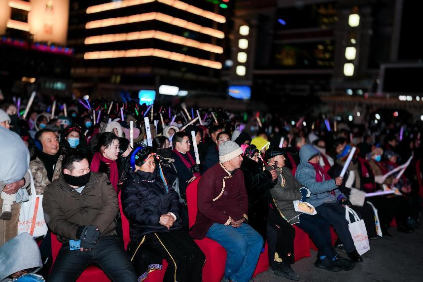 百架无人机升空点亮情城夜幕,浪漫康定为您送上新年的第一份祝福!