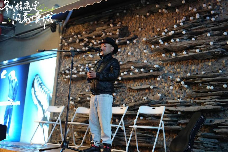 百架无人机升空点亮情城夜幕,浪漫康定为您送上新年的第一份祝福!