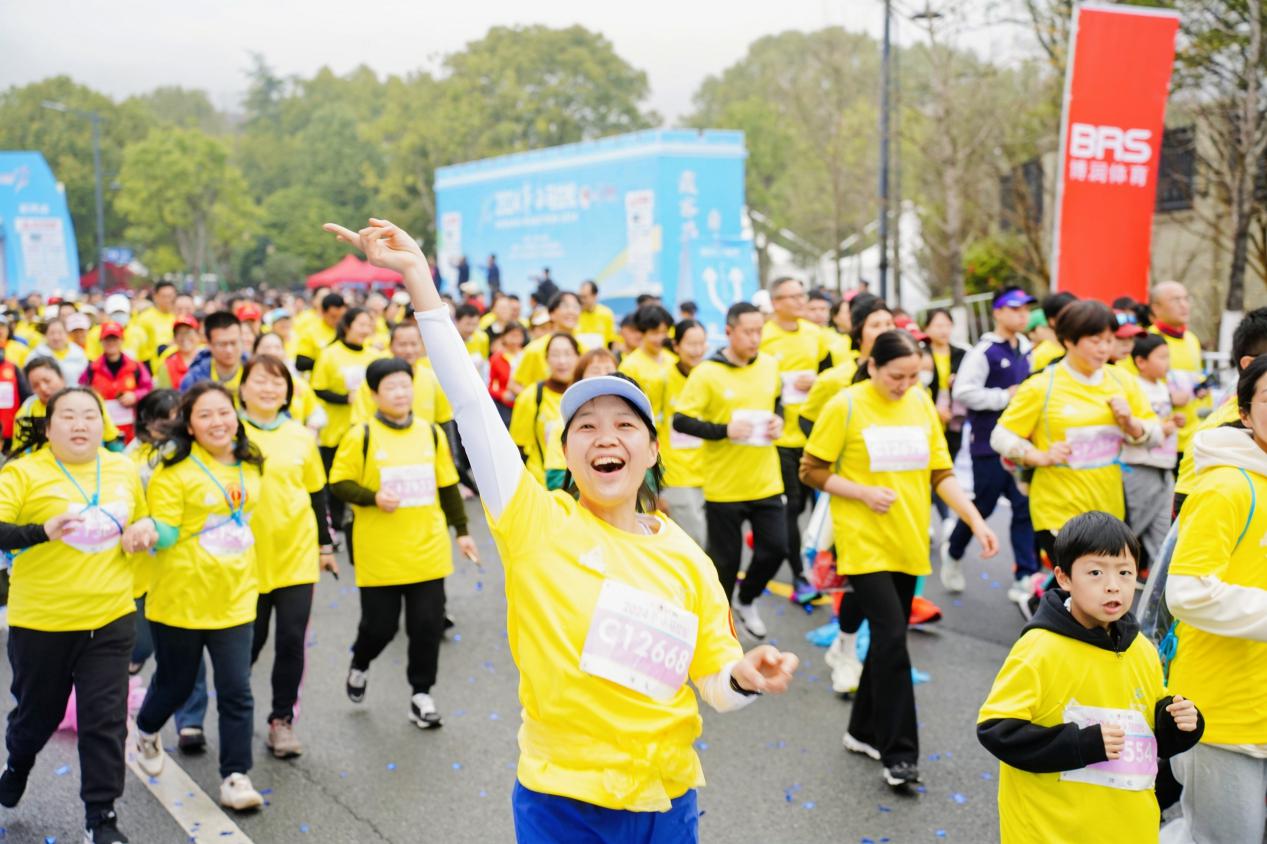 《徐霞客游记》开篇地,2024宁海马拉松鸣枪开跑 《徐霞客游记》开篇地,2024宁海马拉松鸣枪开跑