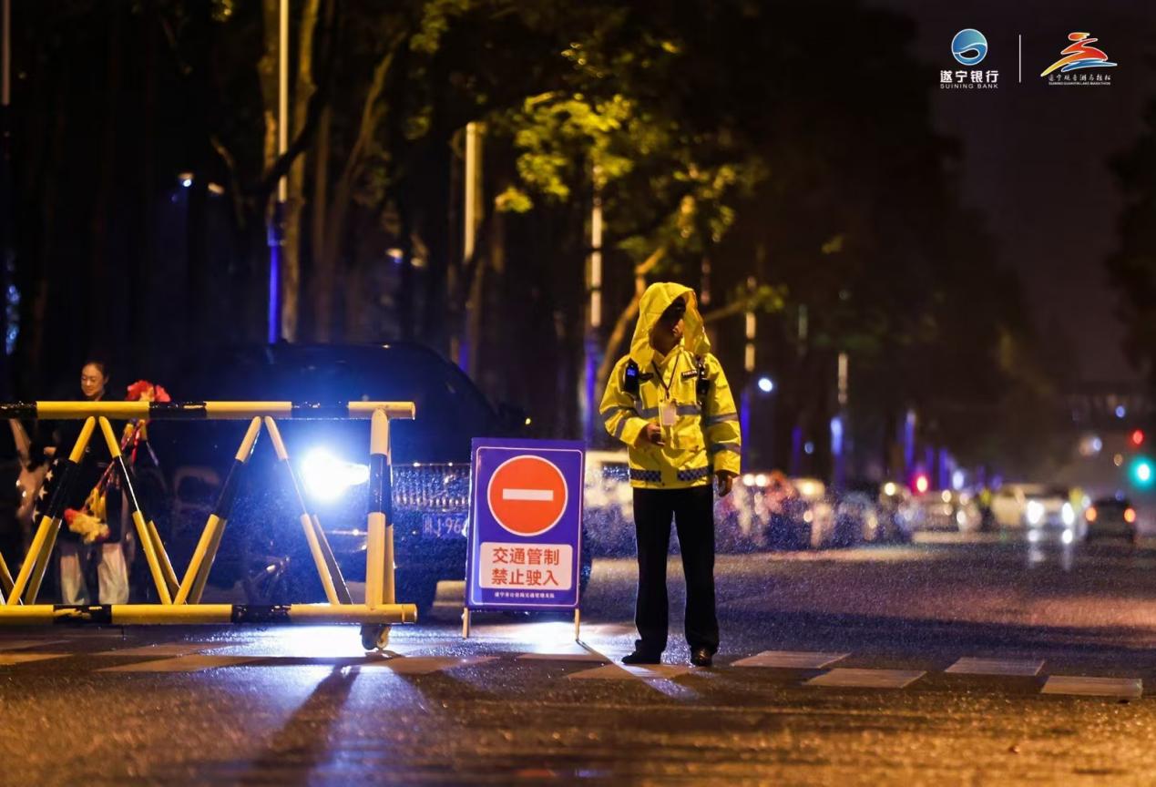 遂宁银行·2025遂宁观音湖马拉松鸣枪开跑! 遂宁银行·2025遂宁观音湖马拉松鸣枪开跑!