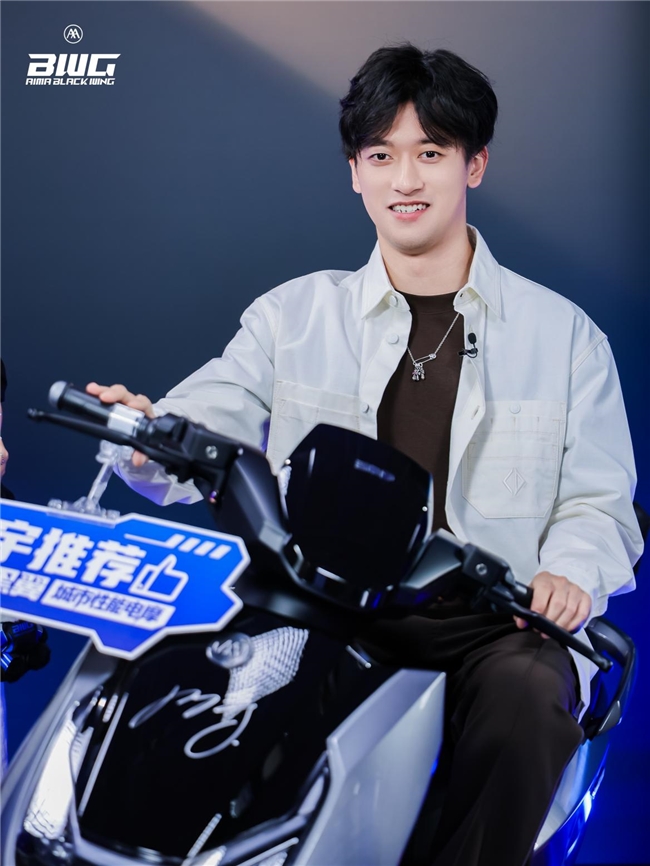周冠宇爱玛直播首秀完美收官   爱玛黑翼S360系列今夏走俏